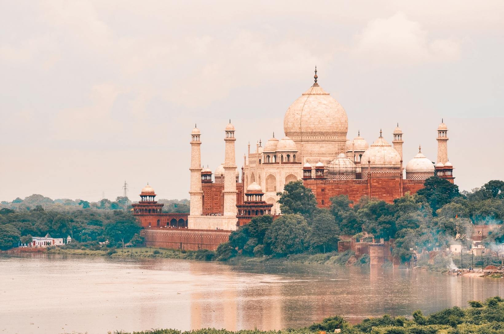 Taj Mahal dal fiume