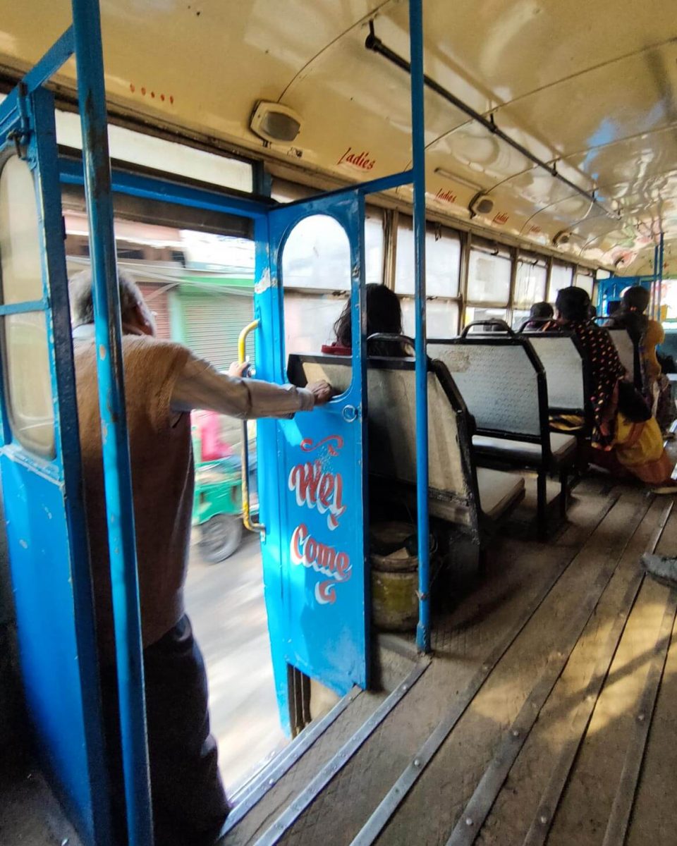 Posti riservati per donne sul bus in India