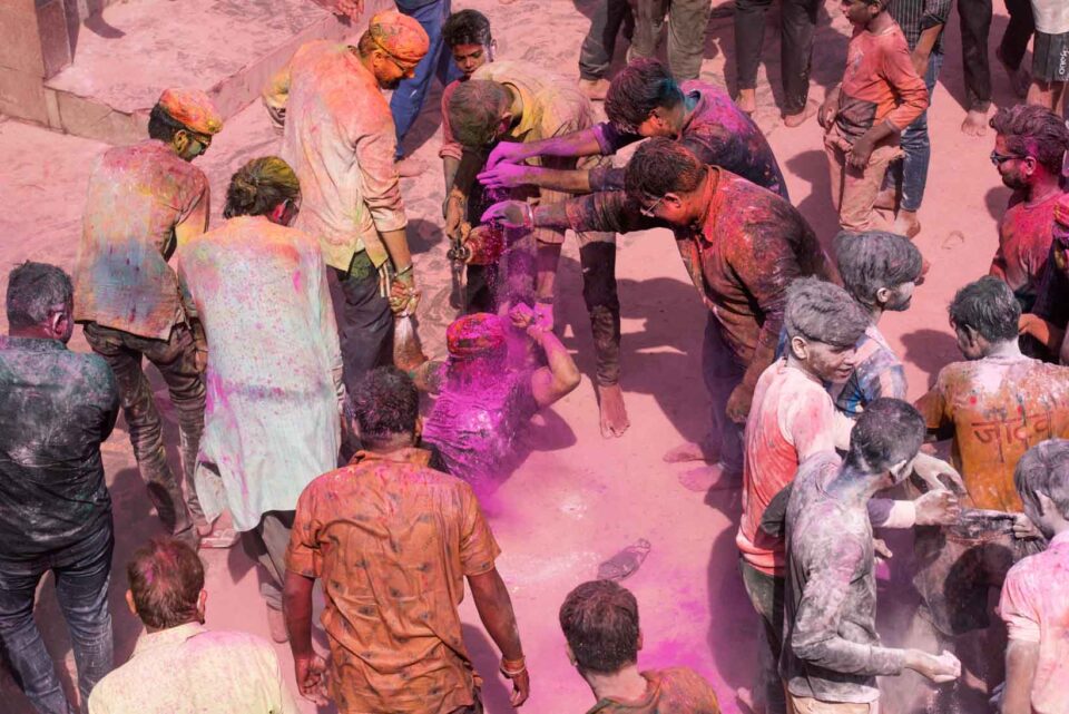 Lancio di colori durante l'Holi