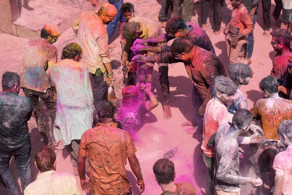 Lancio di colori durante l'Holi